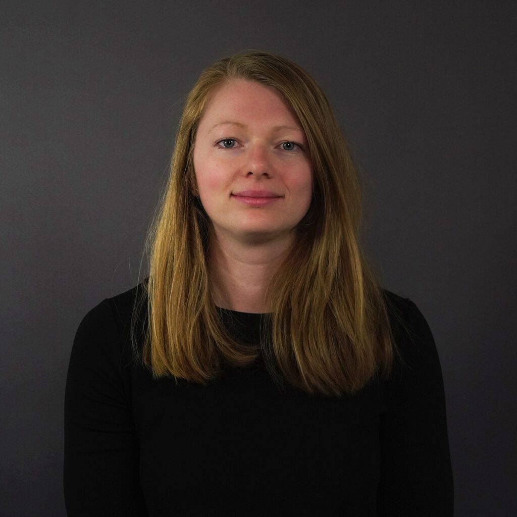 Bildet viser seniorforsker Solveig Engebretsen, en ung kvinner med langt hår. Hun har på seg sort genser.