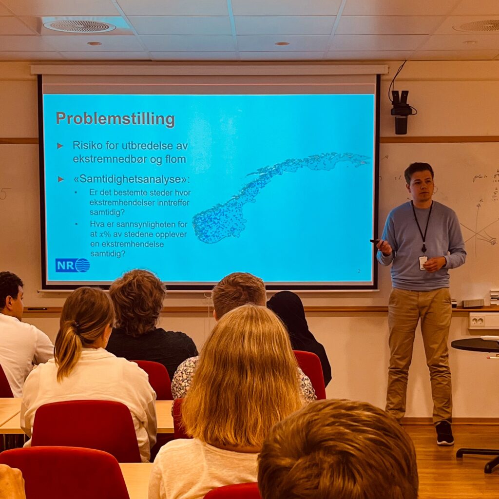 Henrik presenterer sitt prosjekt, "Risiko for utbredelse av ekstremnedbør og flom" foran ansatte på NR.