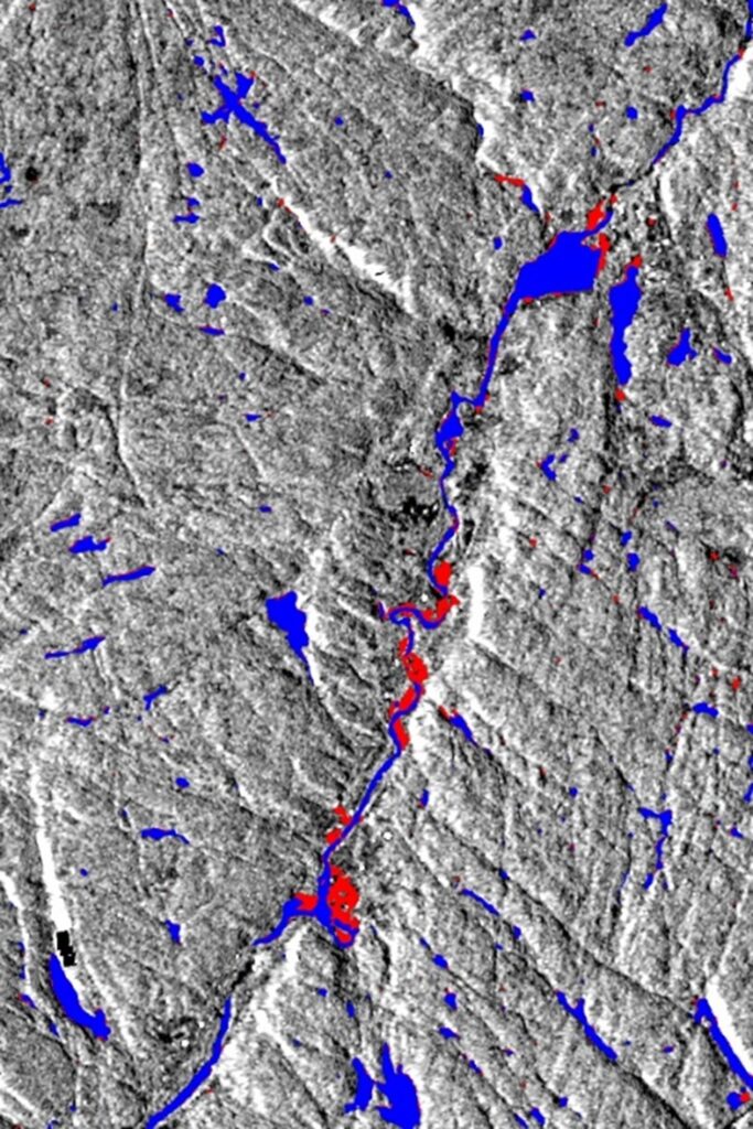 Satellittbilde som viser flom. Røde områder viser oversvømte områder, mens blå områder markerer elver og innsjøer med normalt vann.