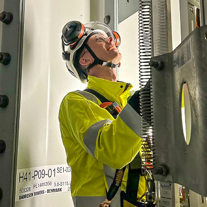 Bildet viser Martin i fullt vernestyr som observerer maskineriet.