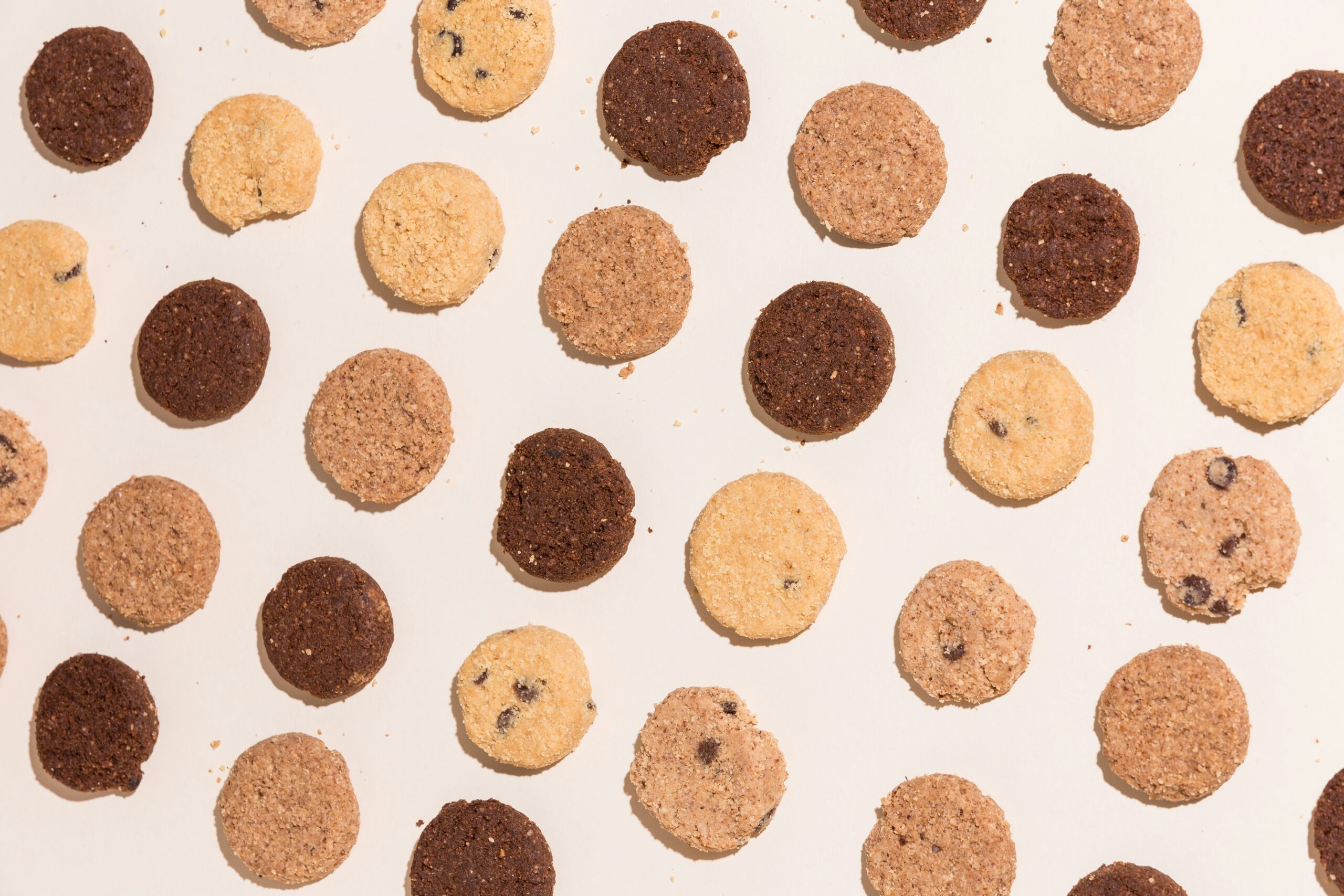 Ulike kjeks (cookies) på kremfarget bakgrunn. Bilde: No Revisions via Unsplash