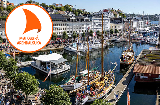 Bildet viser havnet i Arendal under Arendalsuka. Det er en flott sommerdag og flere båter ligger ved kaia. Det er også et rundt stempel øverst til venstre der det står 
