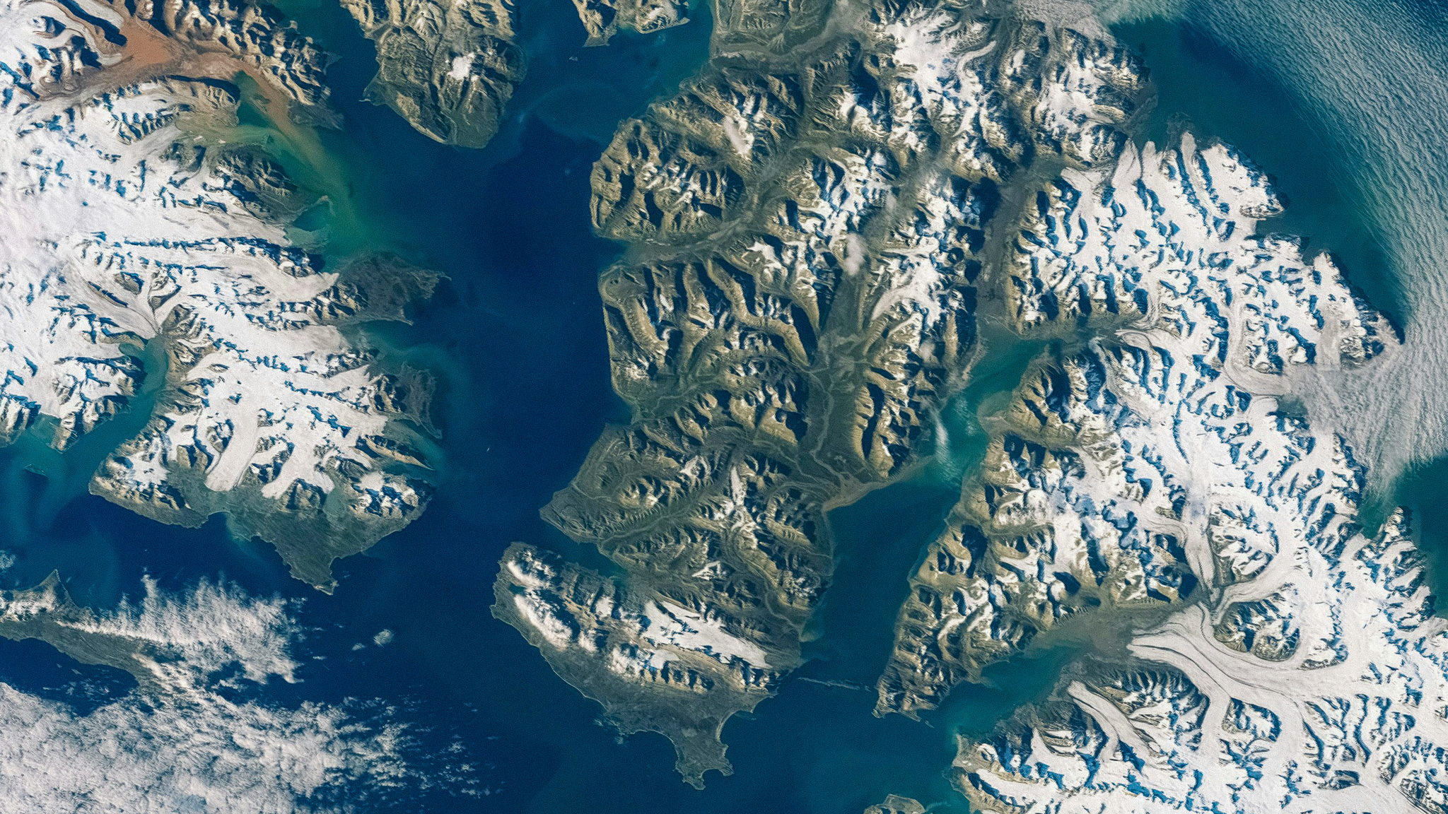 Satellittbilde av snødekket landmasse omrunget av vann