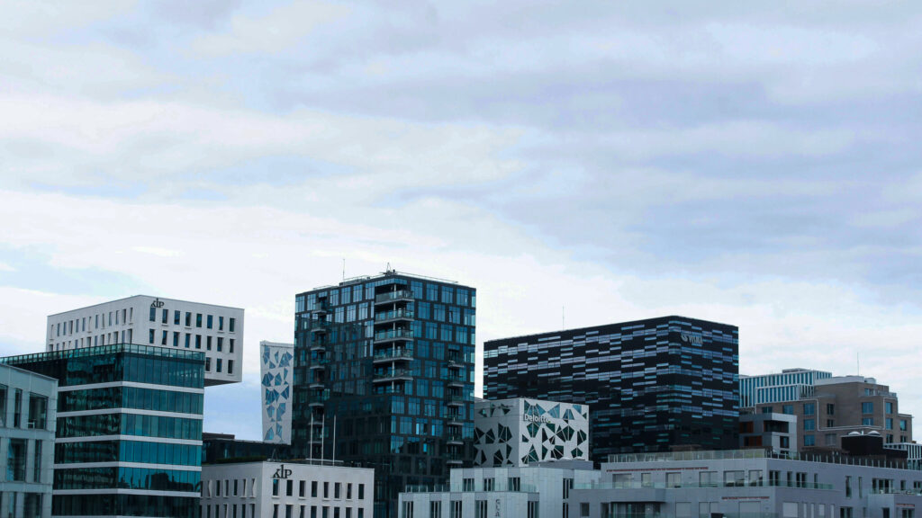 Urbane høyhus i Oslo sentrum.