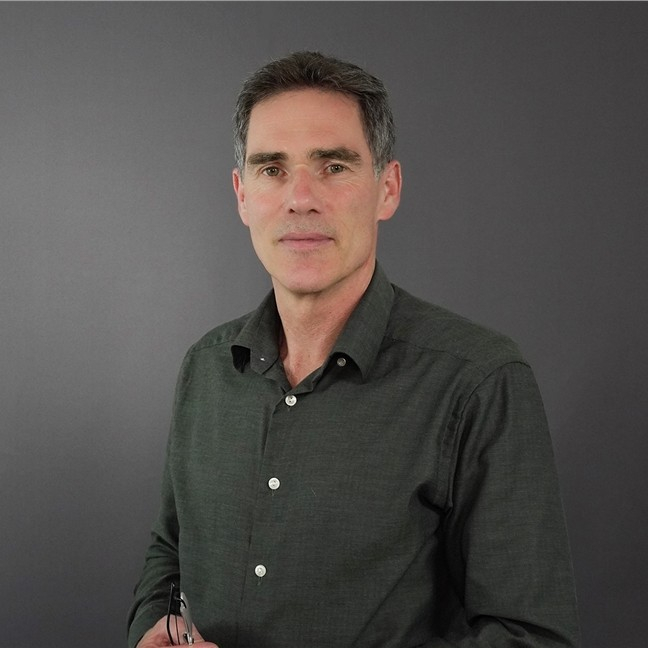 En mann med grå skjorte. Portrettbilde.